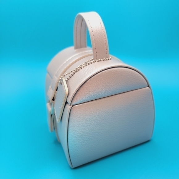 TRAVEL jewelry box or case. Silver faux leather. Mirror on the lid.🪞 - Picture 3 of 7